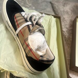 Luxury Burberry 💯 legit and excellent condition